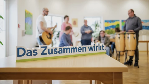 Mehrere Teilnehmende musizieren in der Tagesgruppe