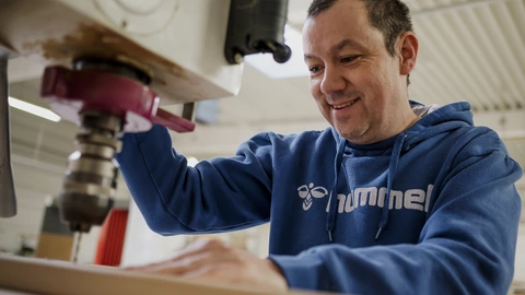 Mitarbeiter in der Werkstatt am Bodden